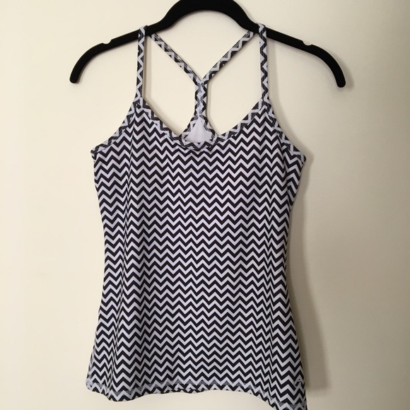 Gap body chevron workout tank size extra small - Picture 2 of 6